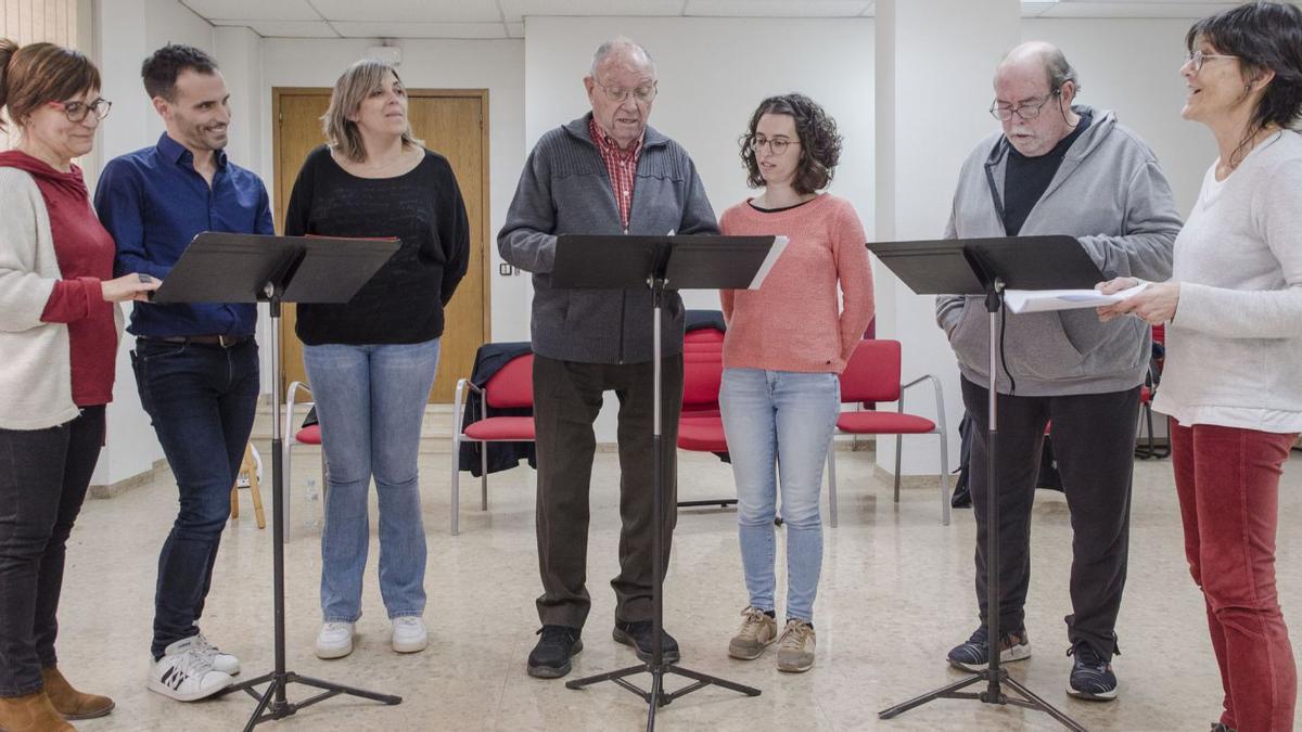 D’esquerra a dreta, Fina Tàpias, Ivan Padilla, Imma Torrecillas, Joan Cot, Meritxell Costa, Joan Torrens i la directora Àngels Torrens. L’elenc es completa amb Maribel Montardit | OSCAR BAYONA