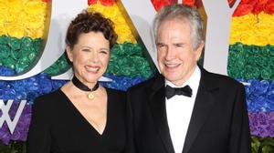 El actor Warren Beatty su esposa, Annette Bening, en la 73ª entrega anual de Tony Premios en el Radio City Music Hall, el 2019