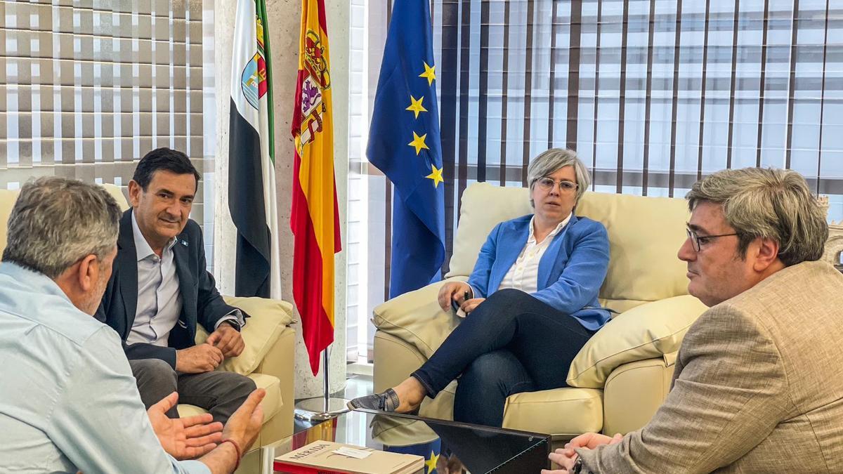 Rafael Pagés, decano del Colegio de Ingenieros Técnios de Obras Públicas de Extremadura; Leire Iglesias, consejera de Movilidad, Transporte y Vivienda; y Jesús Torrecilla, Director de la Escuela Politécnica de la Universidad de Extremadura.