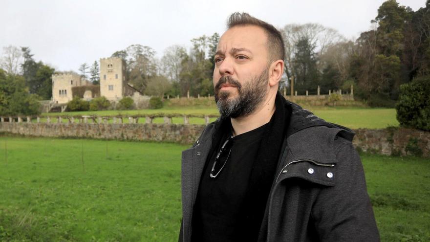 El autor del libro "Franquismo S.A.", Antonio Maestre, ha visitado el Pazo de Meirás, este martes antes de la presentación de su obra.