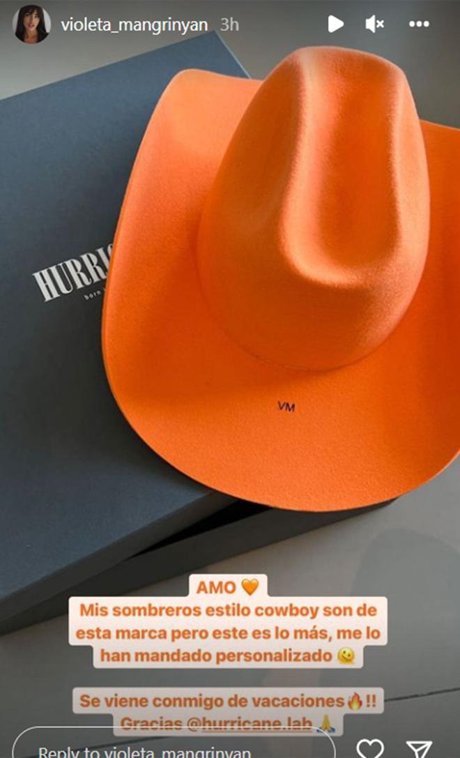 Sombrero cowboy naranja de Violeta Mangriñán