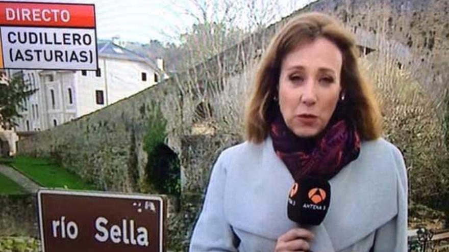 La periodista, con el puente romano de Cangas a su espalda.