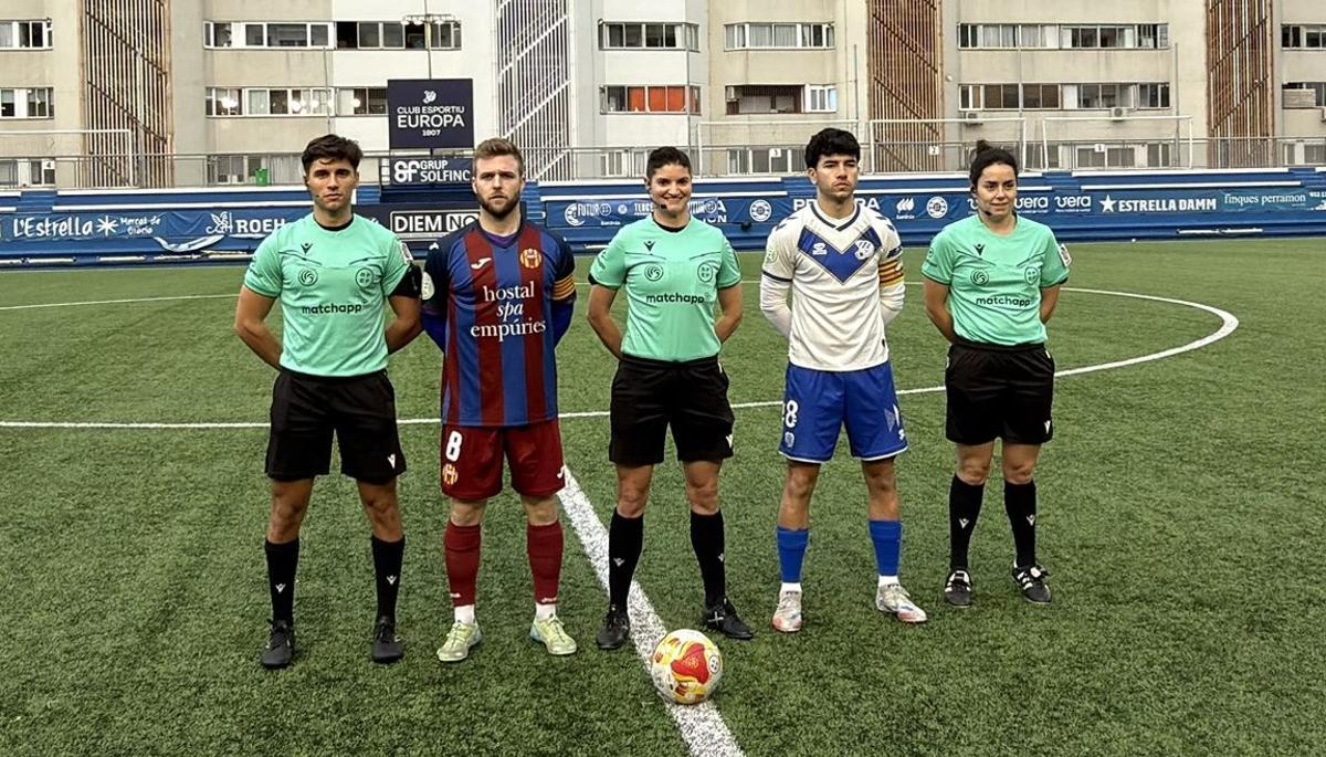 Hernández i Gelmà, capitans de l'Europa B i l'Escala, amb l'equip arbitral abans del partit.