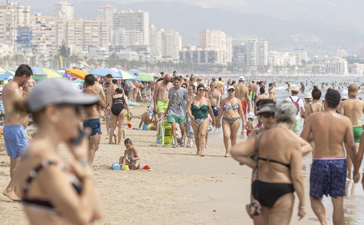 Bañistas en la playa de San Juan, en Alicante, intentando combatir el calor este domingo a mediodía.