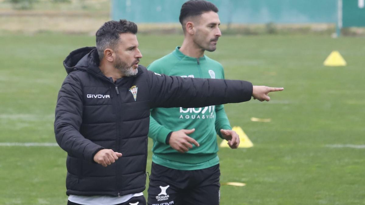 Iván Ania, junto a Kike Márquez en una sesión de entrenamiento.