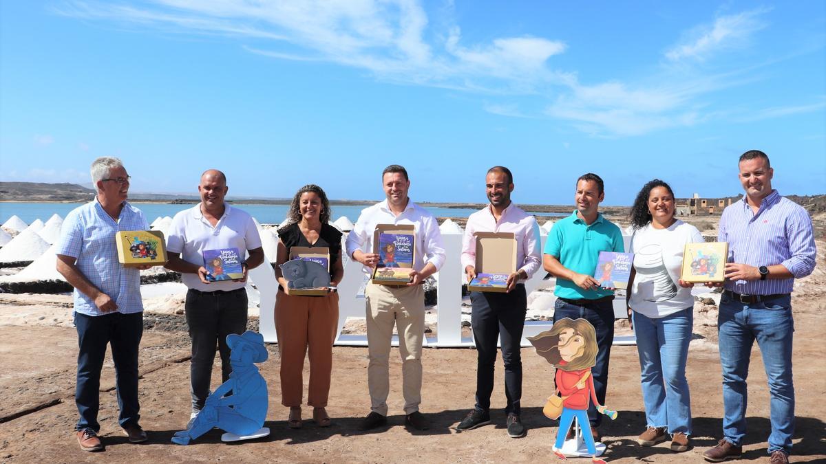 Concejales de Yaiza en la presentación de &#039;El fantasma de las salinas&#039; en las Salinas de Janubio.