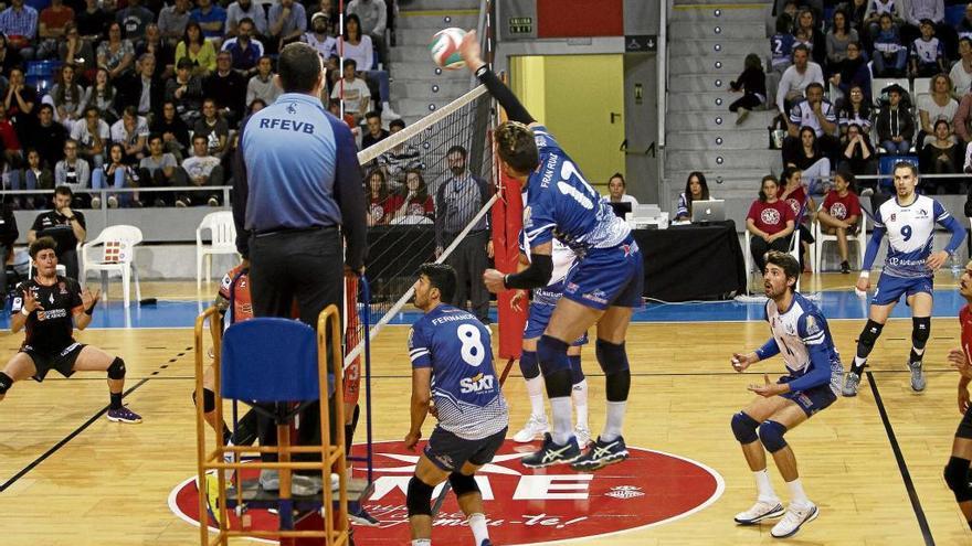 Un momento del partido entre el Ca´n Ventura Palma y el CV Teruel ante unos dos mil espectadores en Son Moix.