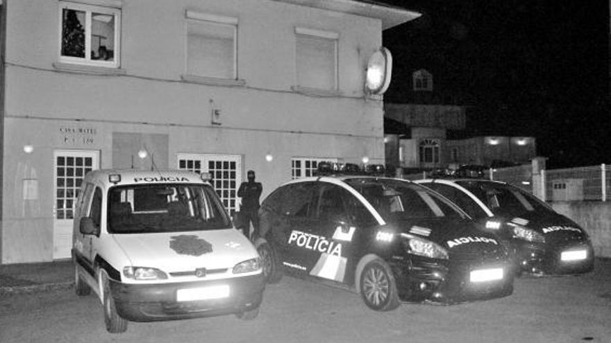 Vehículos de las fuerzas de seguridad aparcados la noche del jueves delante del prostíbulo coañés.
