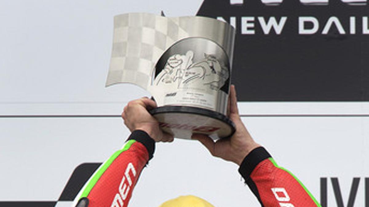 El australiano Anthony West, con el trofeo que lo acredita como ganador del GP de Holanda, en Assen