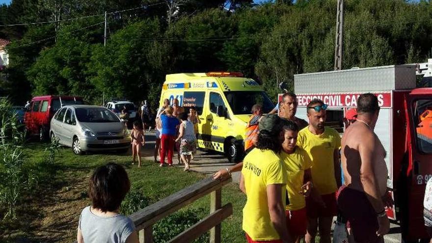 Una de las ambulancias que socorrió a los bañistas de Rodeira. // G.N.