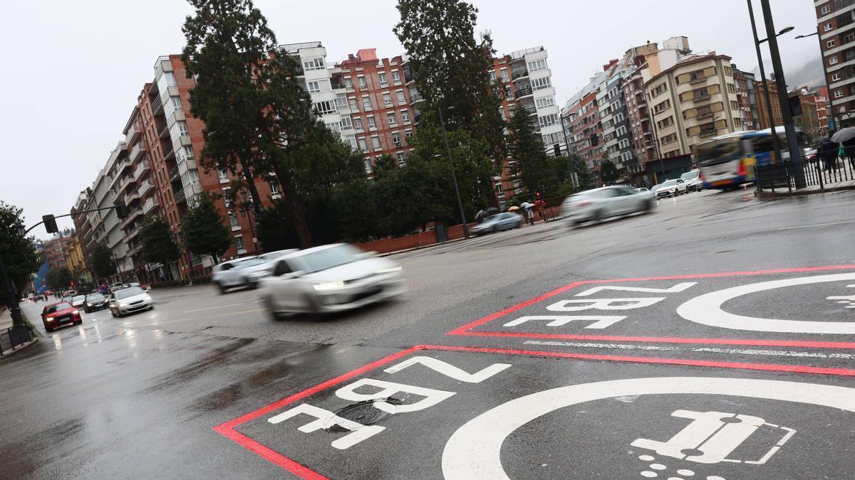 Coches entrando en la Zona de Bajas Emisiones.