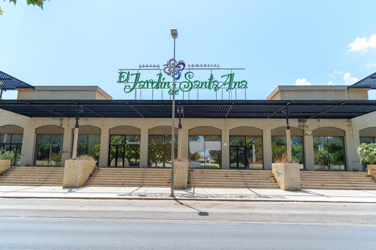 El centro comercial ubicado en el polígono Santa Ana