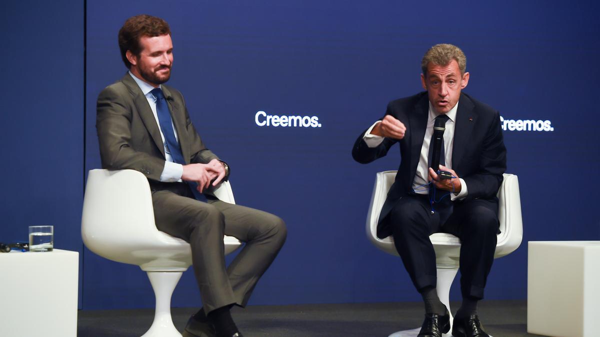 El presidente del PP, Pablo Casado (i) y el expresidente de Francia Nicolas Sarkozy.