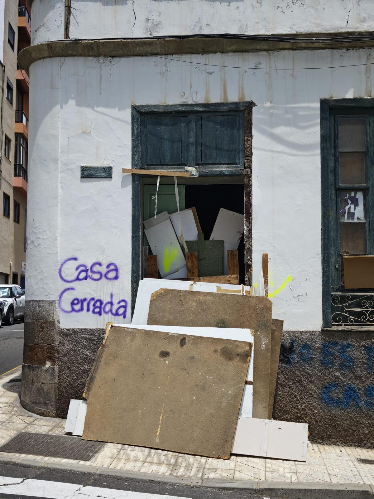 La entrada de la casa, la mañana de este sábado bloqueada por tablones.