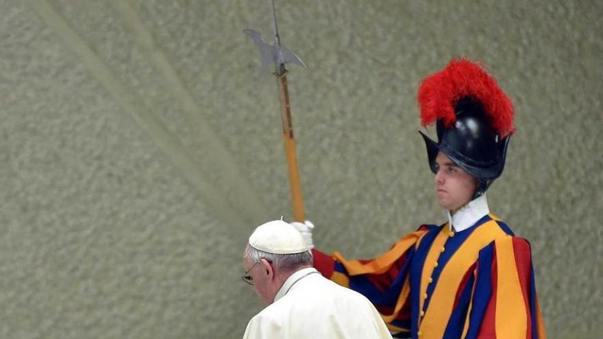 La cantaora María José Santiago arrodillada ante el Papa.