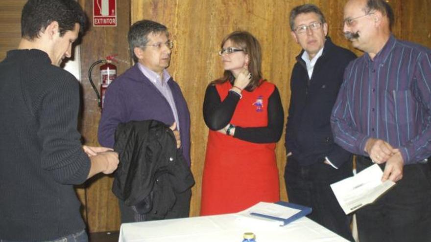 Marta Olmedo y Jorge Alonso, segundo derecha, con miembros del PSOE local.