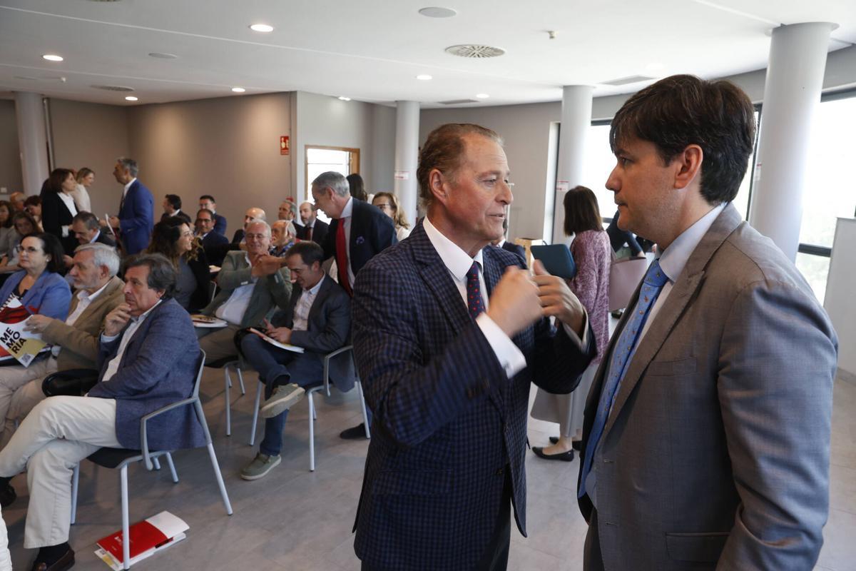Inicio del plenario de la Cámara de Comercio de Gijón en donde se elegirá a Félix Baragaño como presidente.