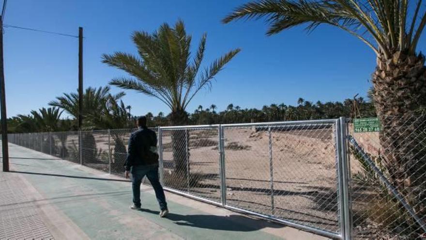 El vallado metálico que ha instalado el Ayuntamiento en un solar municipal contiguo al Hort del Gat, con el fin de evitar el vandalismo.