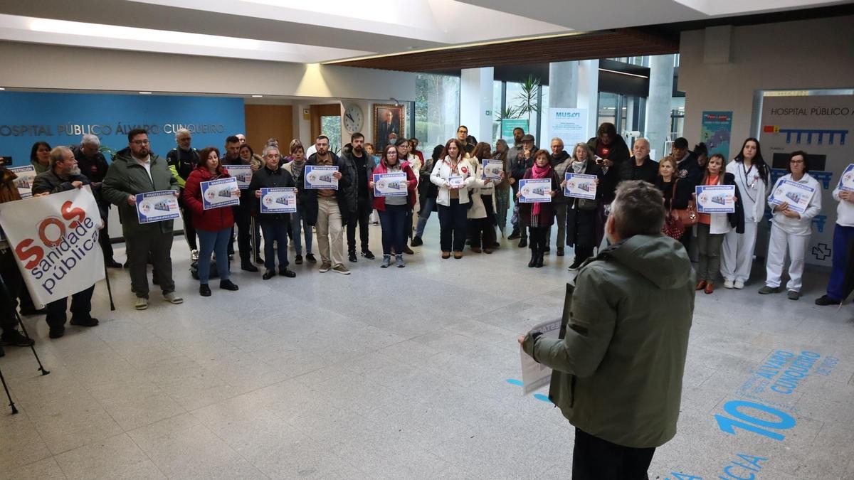 Protesta de SOS Sanidade Pública, esta mañana, en el Cunqueiro