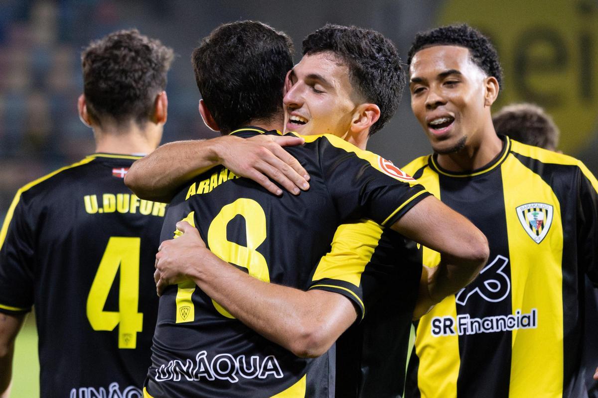 San Bartolomé celebra uno de sus dos goles al Tenerife.