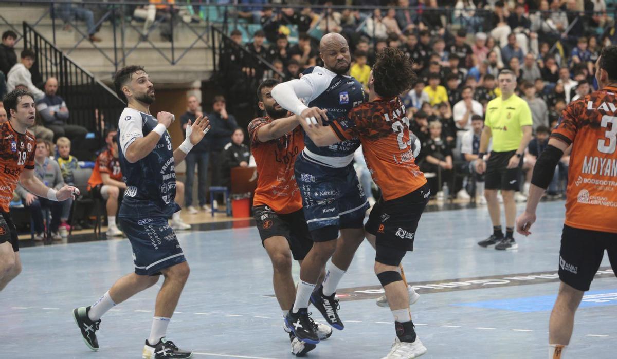 Pablo Castro, a la izquierda de la imagen, en el partido entre el Cangas y el Torrelavega.