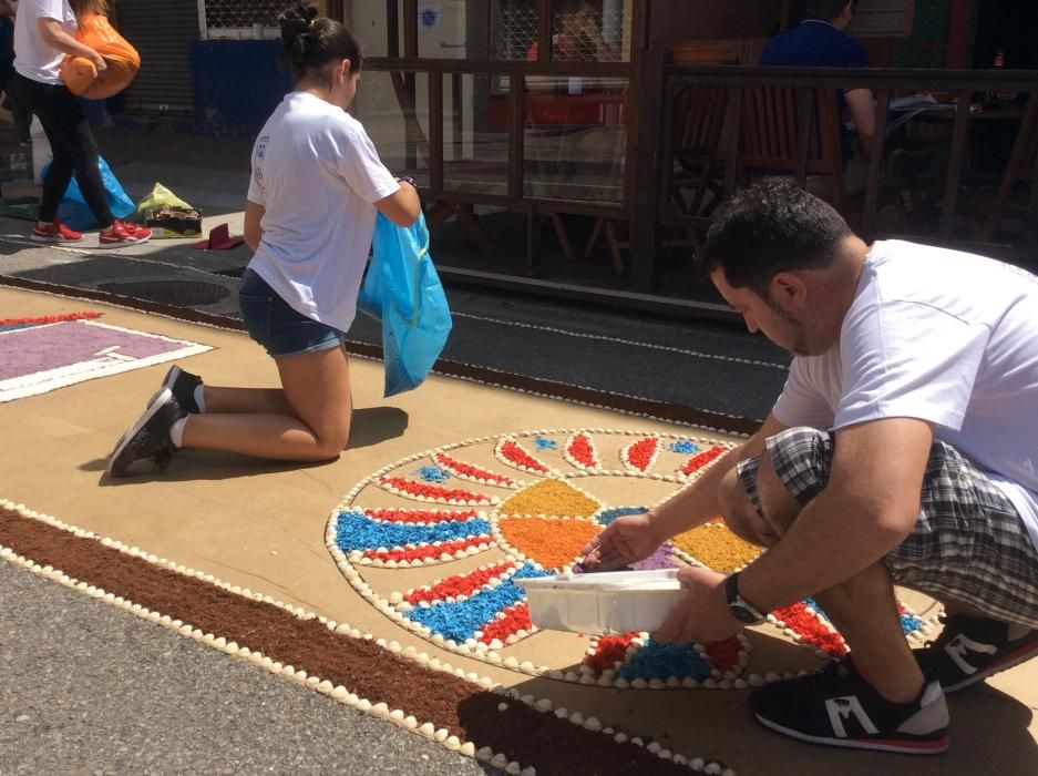 Cuando aún quedan varias horas para la procesión del Corpus las calles de Bueu ofrecen ya su mejor aspecto