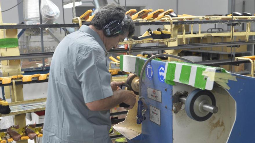 Un trabajador en una empresa de Elche.