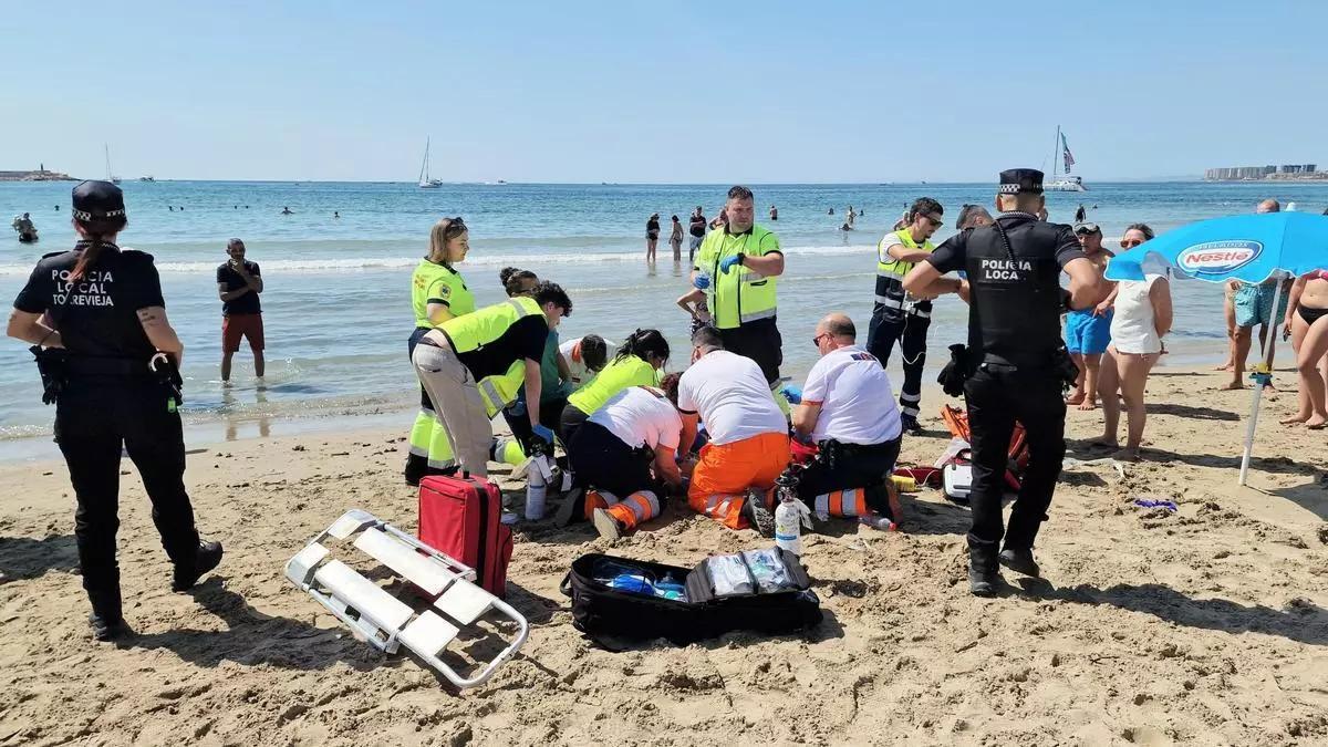 Técnicos sanitarios durante las maniobras para tratar de salvar la vida al bañista este sábado en Los Náufragos de Torrevieja
