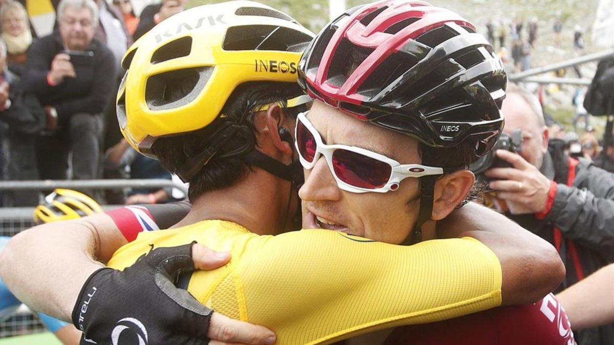 Geraint Thomas felicitando a su coequipier Egan Bernal en el último Tour