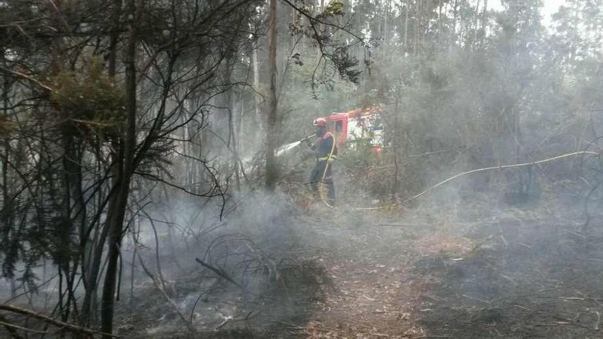 Brigadistas y efectivos de emergencias de Oleiros y Sada, ayer, durante las labores de extinción de los incendios en Meirás y Mondego.