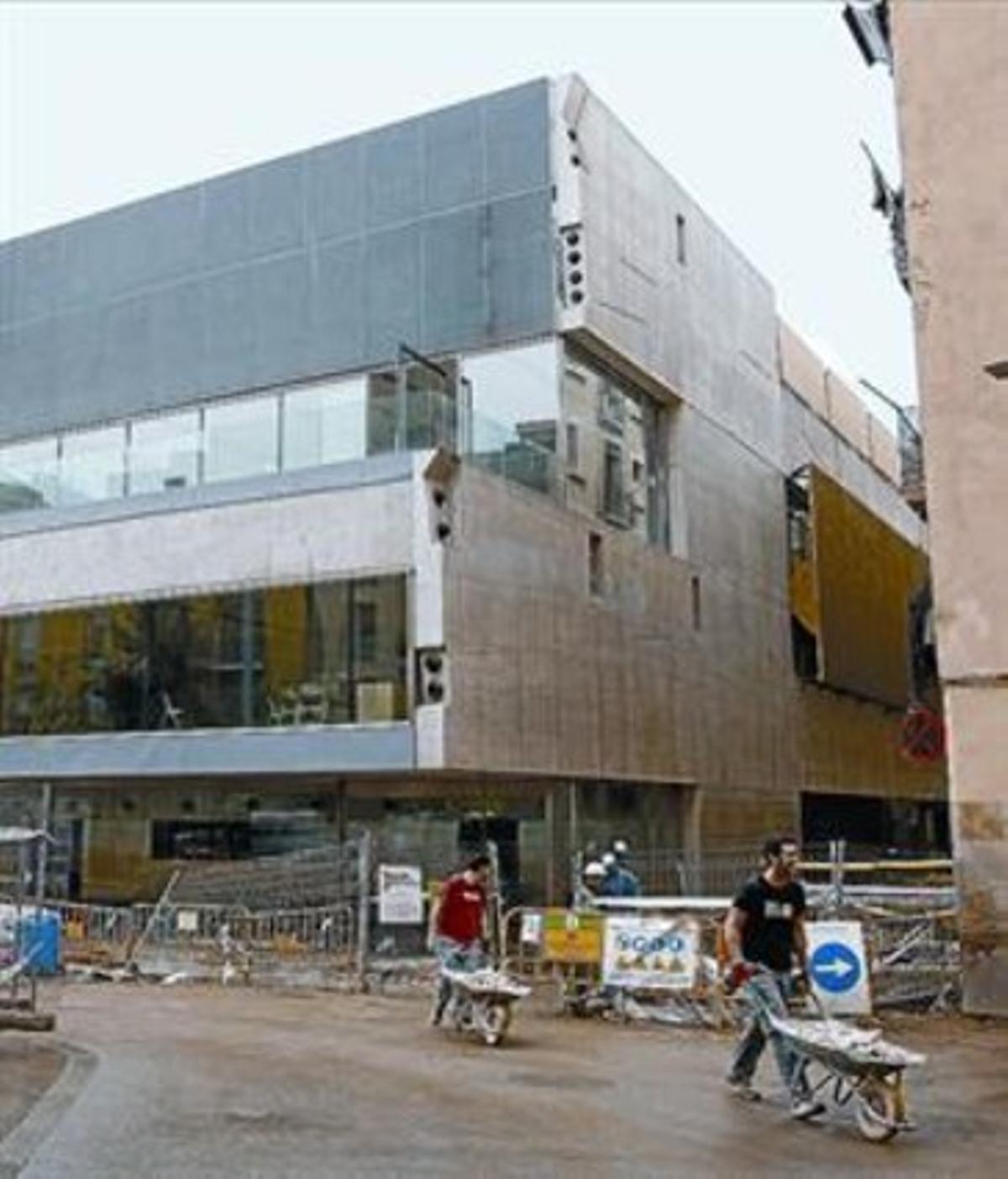 El nou edifici de la filmoteca, d’obres, ahir al matí. El nou edifici de la filmoteca, d’obres, ahir al matí.