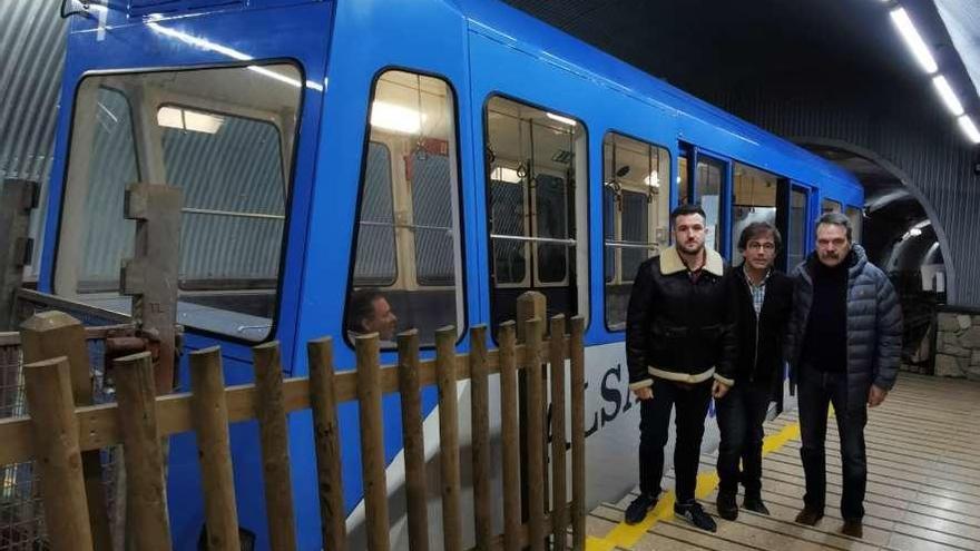 De izquierda a derecha, Jorge García, José Sánchez y José Manuel Caldevilla, ayer, en el funicular.