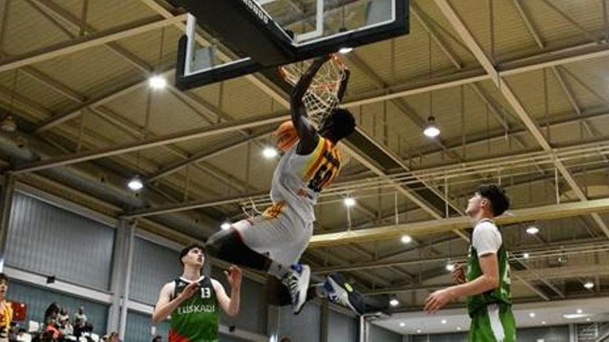 Keita hace un mate durante un partido con la selección aragonesa.