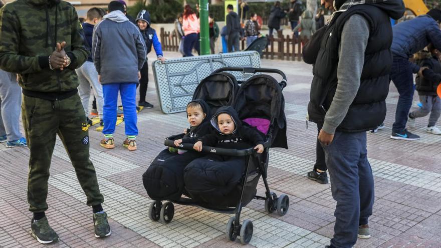 Vida de barrio en la plaza dels Nins