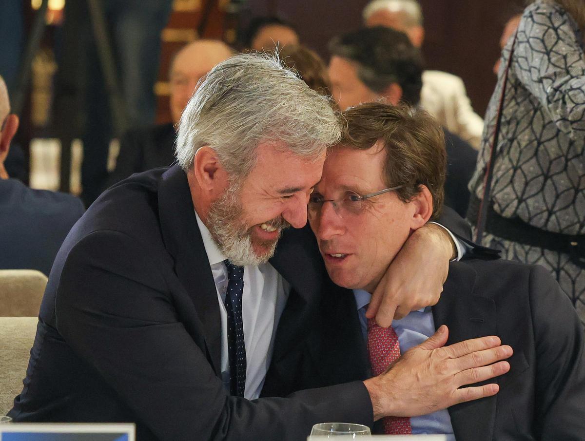 Jorge Azcón abraza a José Luis Martínez Almeida, alcalde de Madrid, este martes en Fórum Europa.