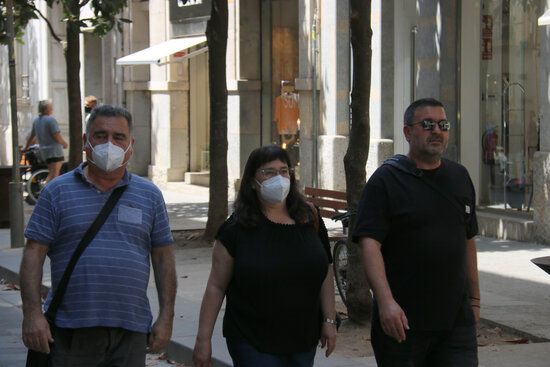 Primer dia sense mascaretes al carrer a Girona