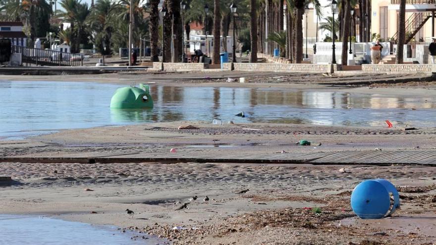 Destrozos causados por el oleaje y el impacto de las corrientes que han llegado hasta la playa en Los Alcázares.