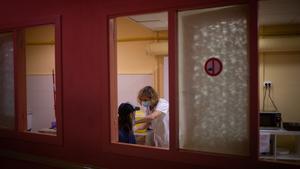 Una sanitaria de un centro de atención primaria de Barcelona.