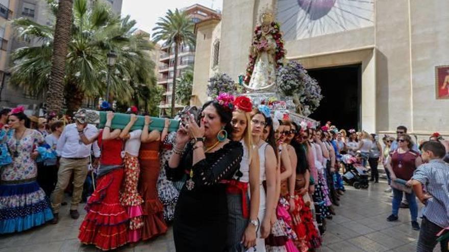 Las mujeres llevando el paso de la Virgen del Rocío en el inicio de la romería.