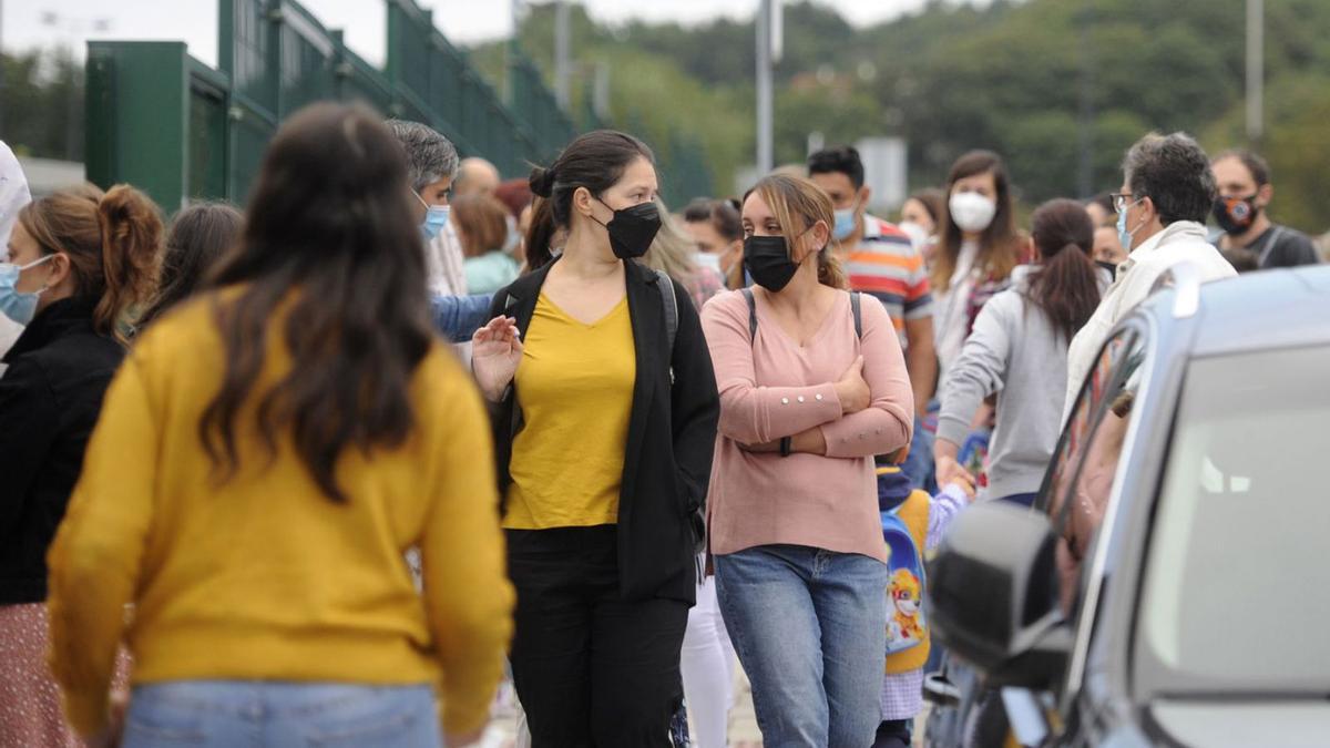 Gente con mascarillas a las puertas de un colegio de Lalín en septiembre pasado.
