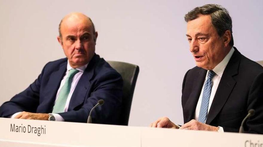 Luis de Guindos, vicepresidente del BCE, y Mario Draghi, ayer