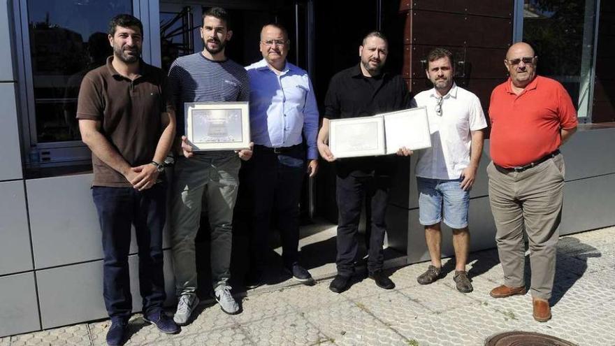 Los hosteleros de A Cunca y Las Palmeras, junto a la directiva, jurado y colaboradores del concurso. // Bernabé/JavierLalín