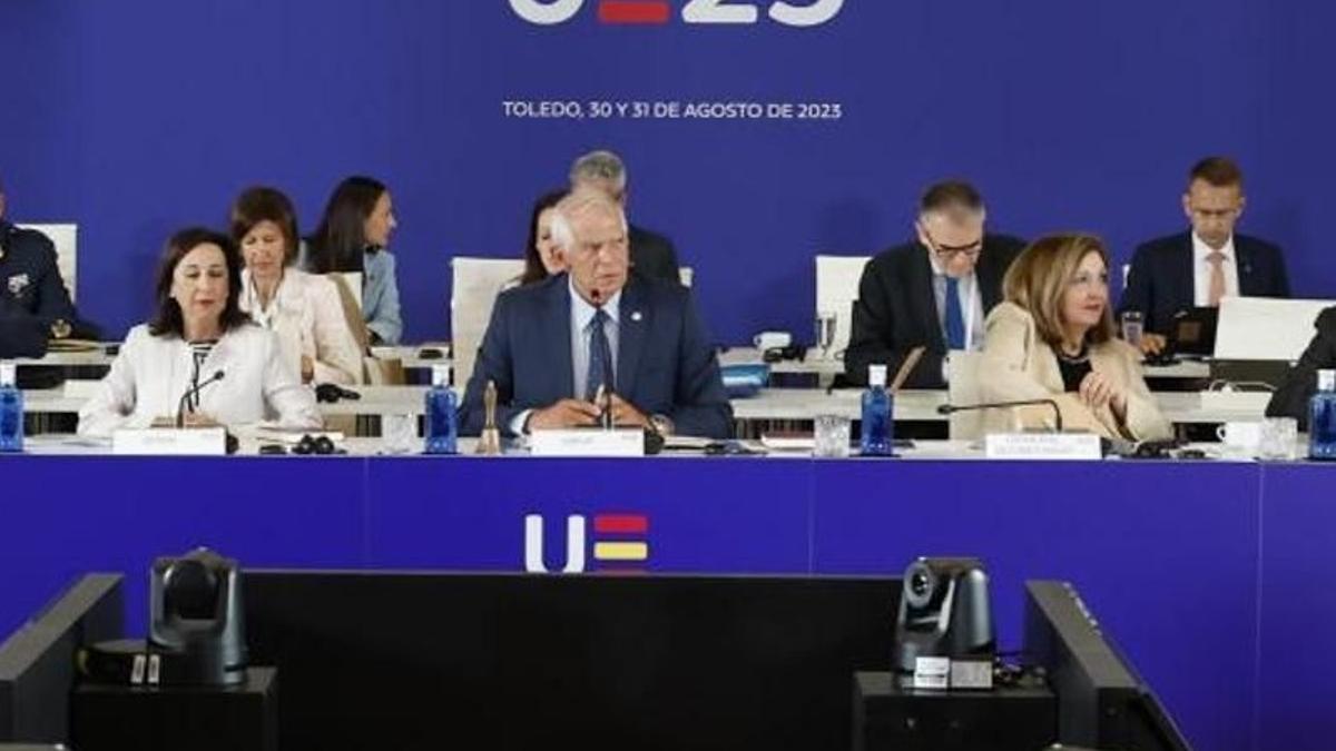 Margarita Robles y Josep Borrell, en la mesa central de la reunión de ministros de Defensa en Toledo.