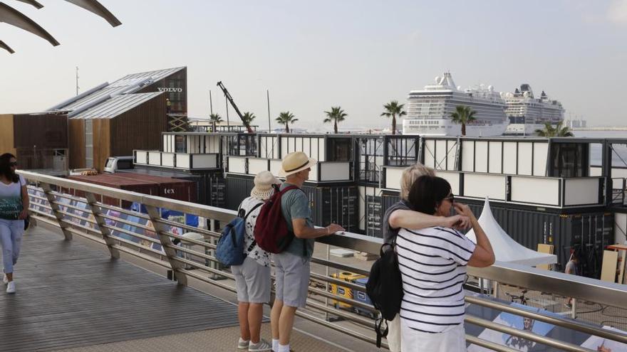 El Puerto de Alicante recibe 5.000 cruceristas como antesala de la Volvo
