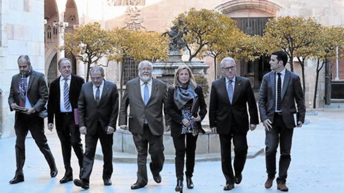 Joana Ortega, ayer, con los presidentes de las diputaciones y de las entidades municipalistas.