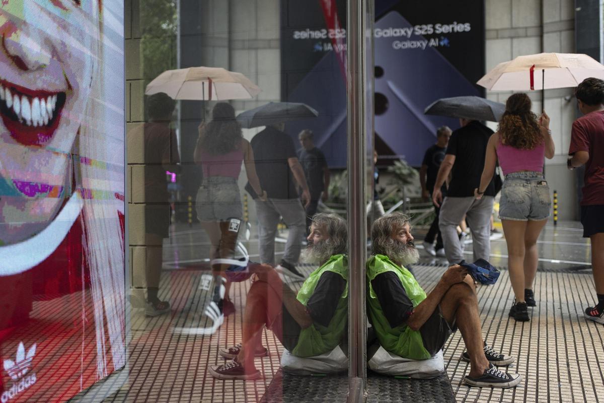 Un hombre sin hogar pide limosna fuera de un supermercado de Buenos Aires, el pasado miércoles.