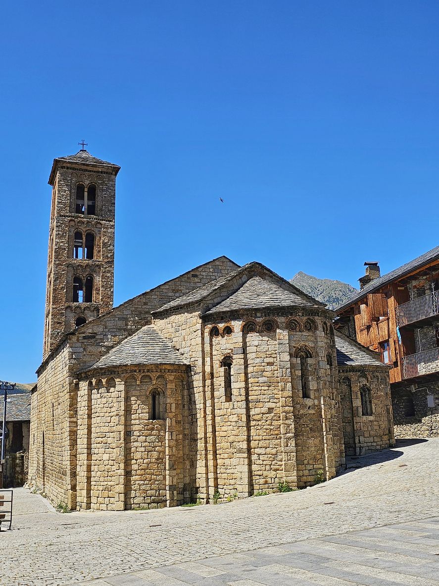 Iglesia de Santa Maria de Tahull perteneciente al conjunto arquitectónico de iglesias románicas de la Vall de Boí de Lleida.