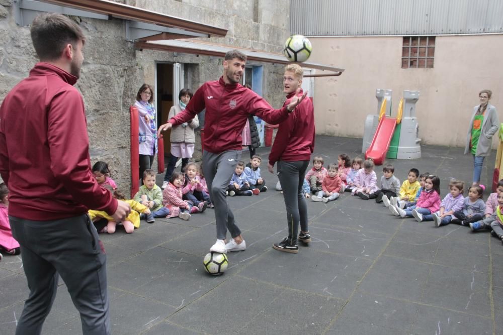 El Pontevedra anima a los niños de Marín a practicar deporte