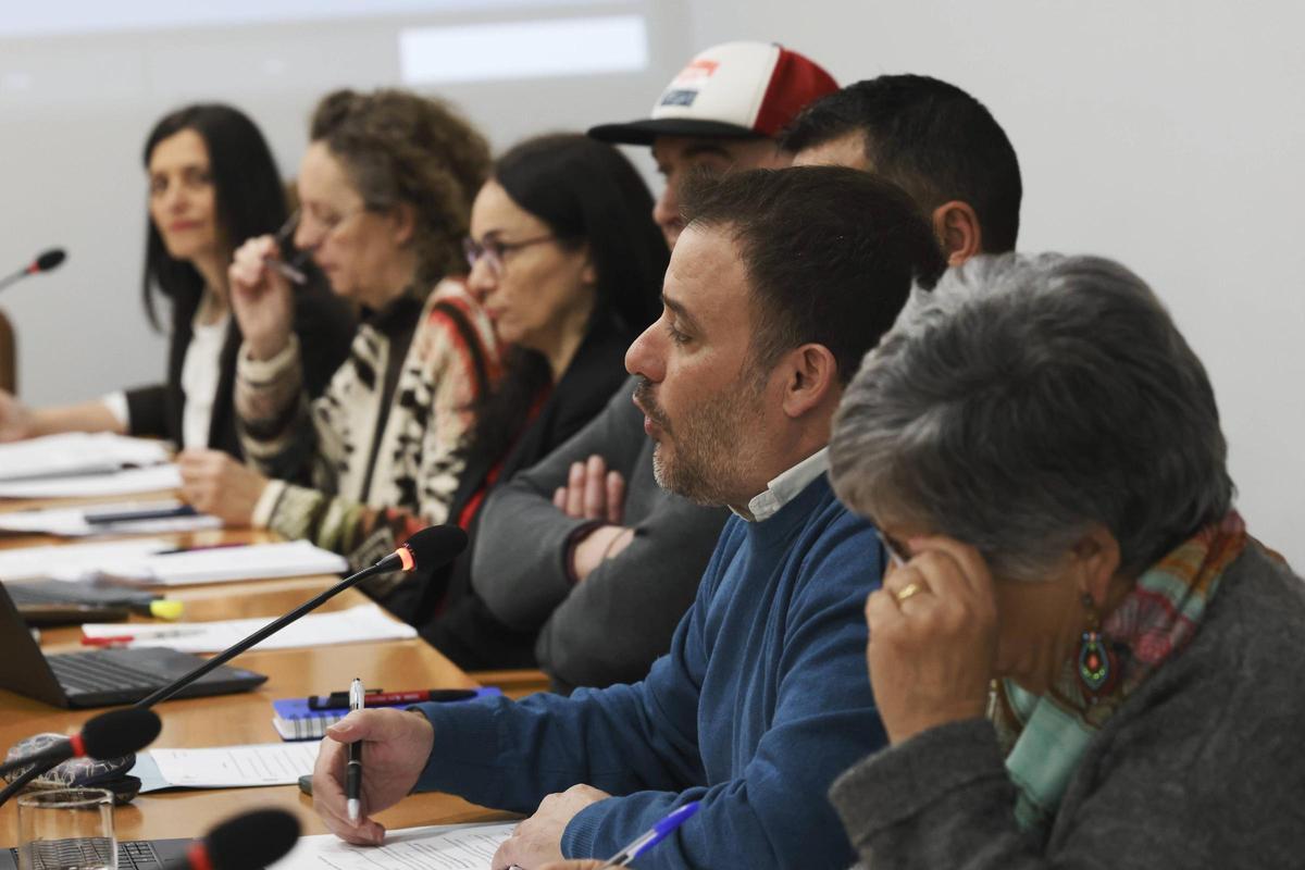 Iván López, durante un pleno, con concejales IU a su lado.