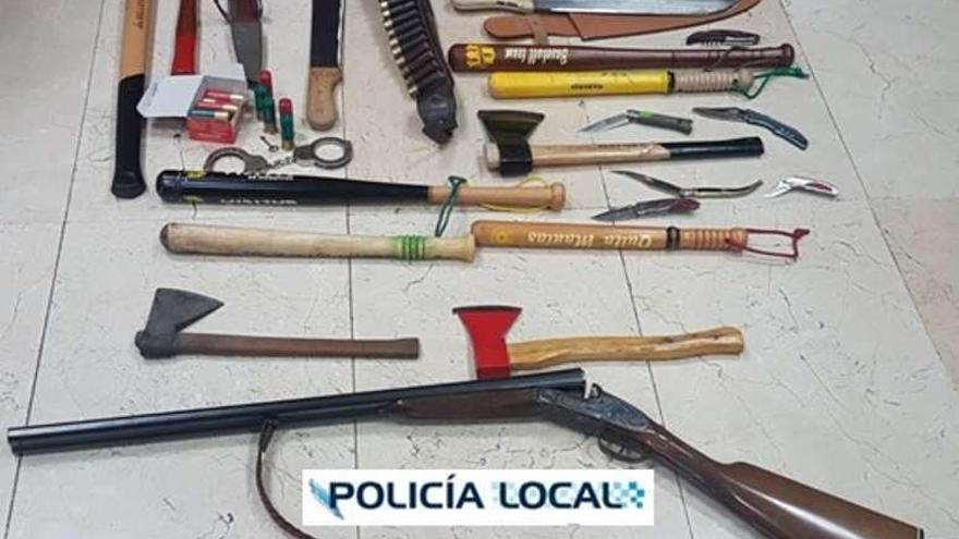 Además de la escopeta tenía machetes, hachas y navajas. // Policía Local